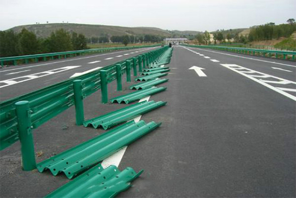 乌海波形护栏的维护与管理确保道路安全的关键步骤