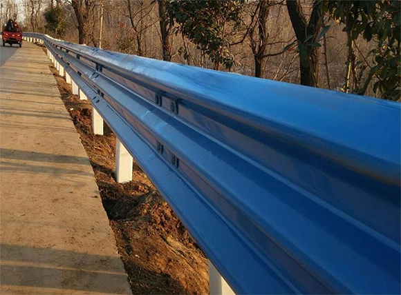乌海公路波形护栏板的优点